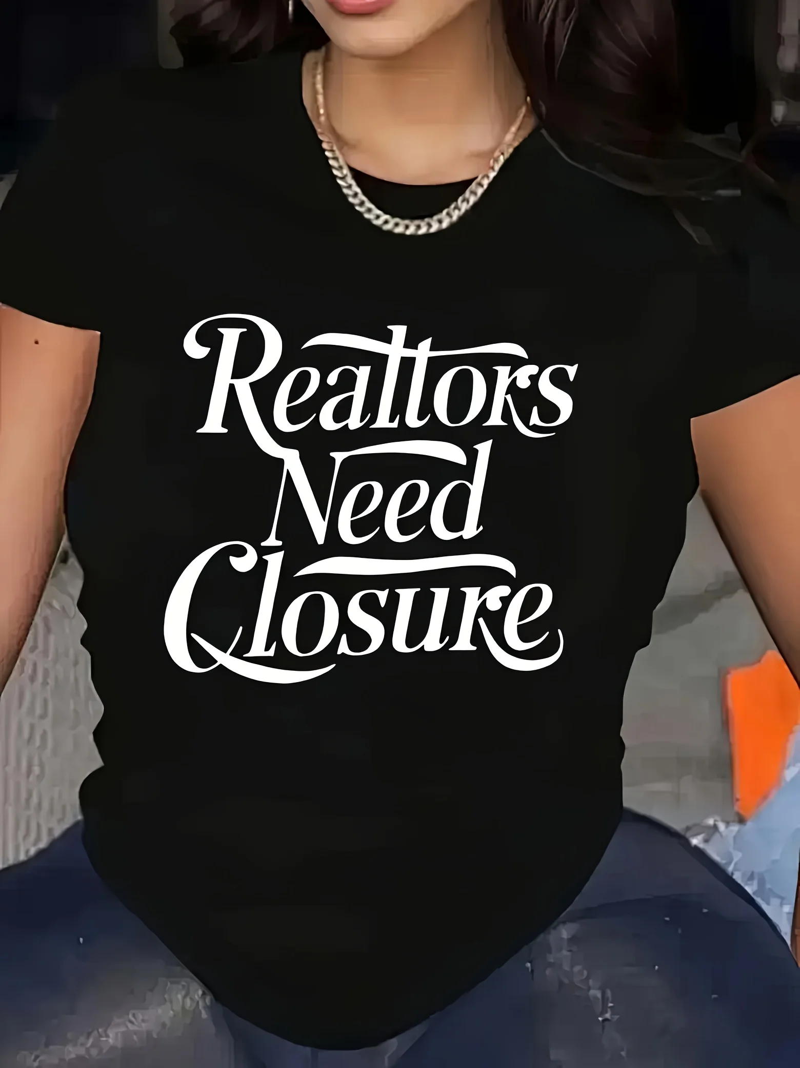 تي شيرت نسائي بنمط "وكلاء العقارات يحتاج إلى إغلاق" - قميص كاجوال أسود بأكمام قصيرة ورقبة دائرية، خفيف الوزن للصيف والربيع