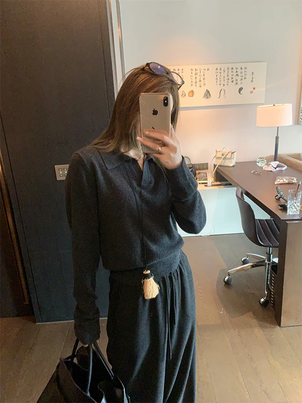 

Женский высококачественный кашемировый свитер с воротником-поло, темно-серый лацкан, осенний стиль Old Money, ветровая одежда