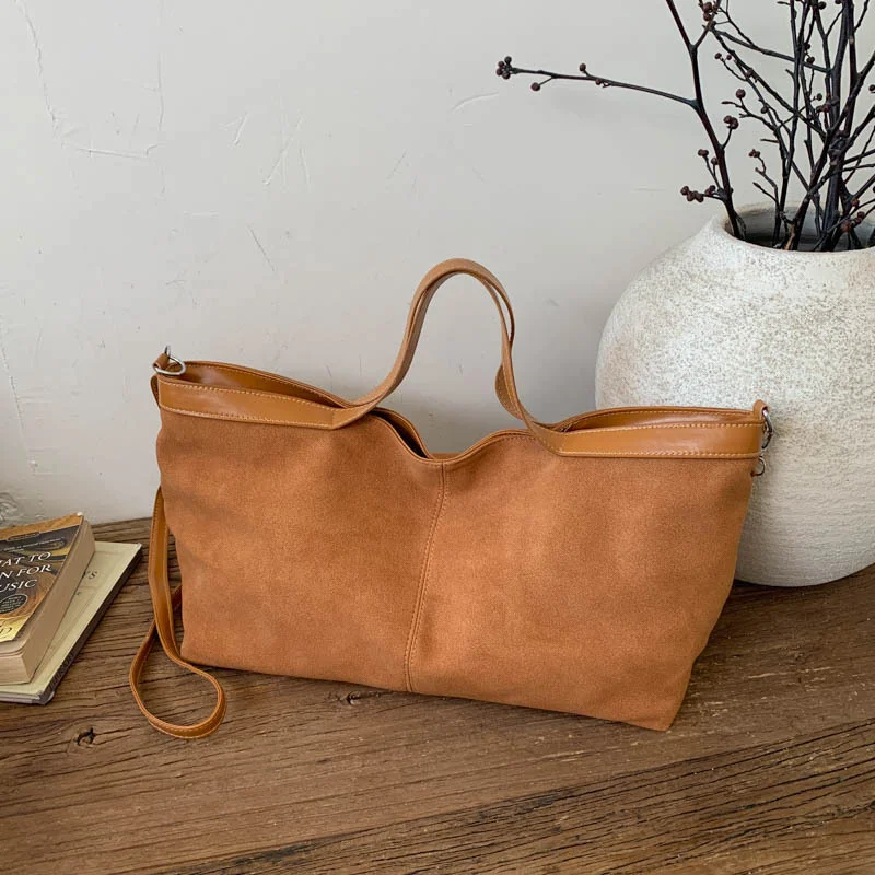Große Umhängetasche mit Struktur, mattiertem Finish und Reißverschluss, Schultertasche, einfarbig, weiches, mattes Wildleder, Boston-Tasche, schlichter Stil. – Detail 22