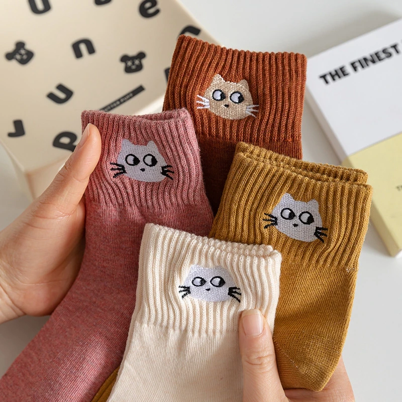 Recién llegado, calcetines deslizantes de Color para mujer, bonitos calcetines con bordado de dibujos animados de gato, calcetines de algodón peinado divertidos de Harajuku japonés para regalo de niñas