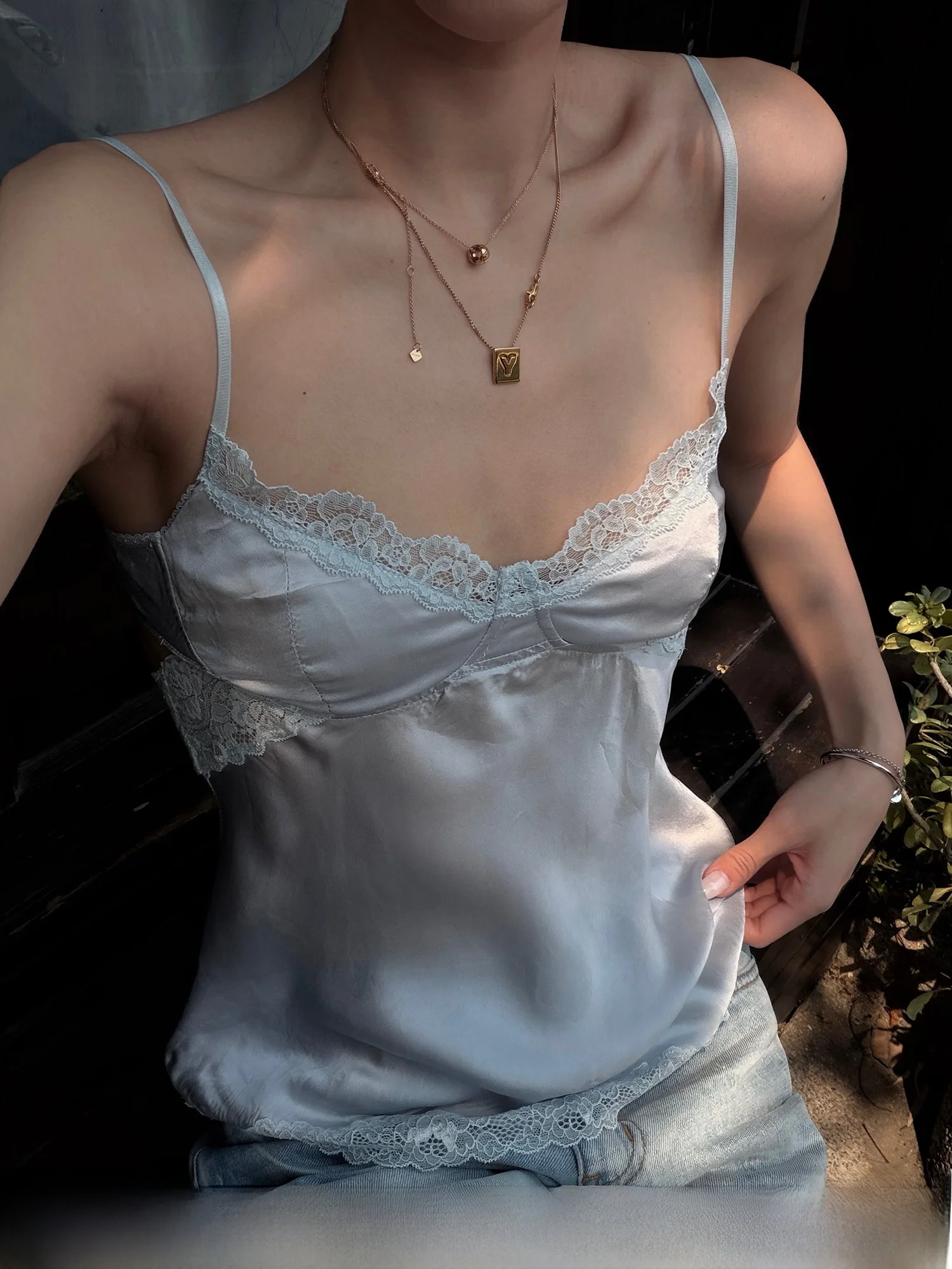 

Rovente Lace Blue Mist 100 Silk Small V-neck Lace Trim Camisole Women Sexy Top Casual Style Breathable Outerwear