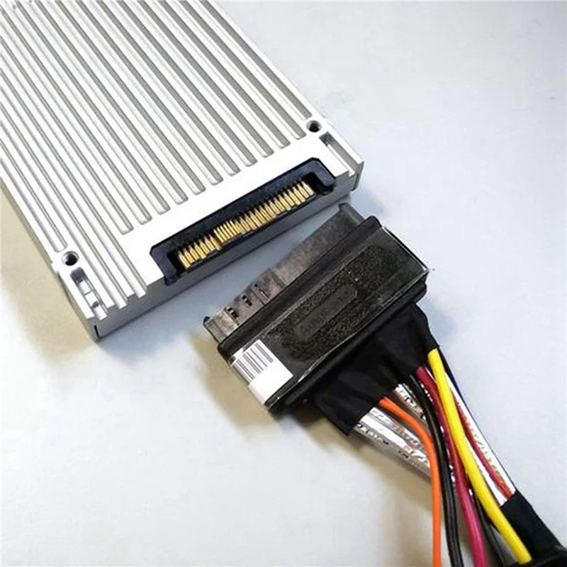 12G intégrée Mini SAS HD vers U.2 / SFF-8643 au câble SFF-8639 0.5M avec alimentation SATA 15 broches, adapté au SSD U.2