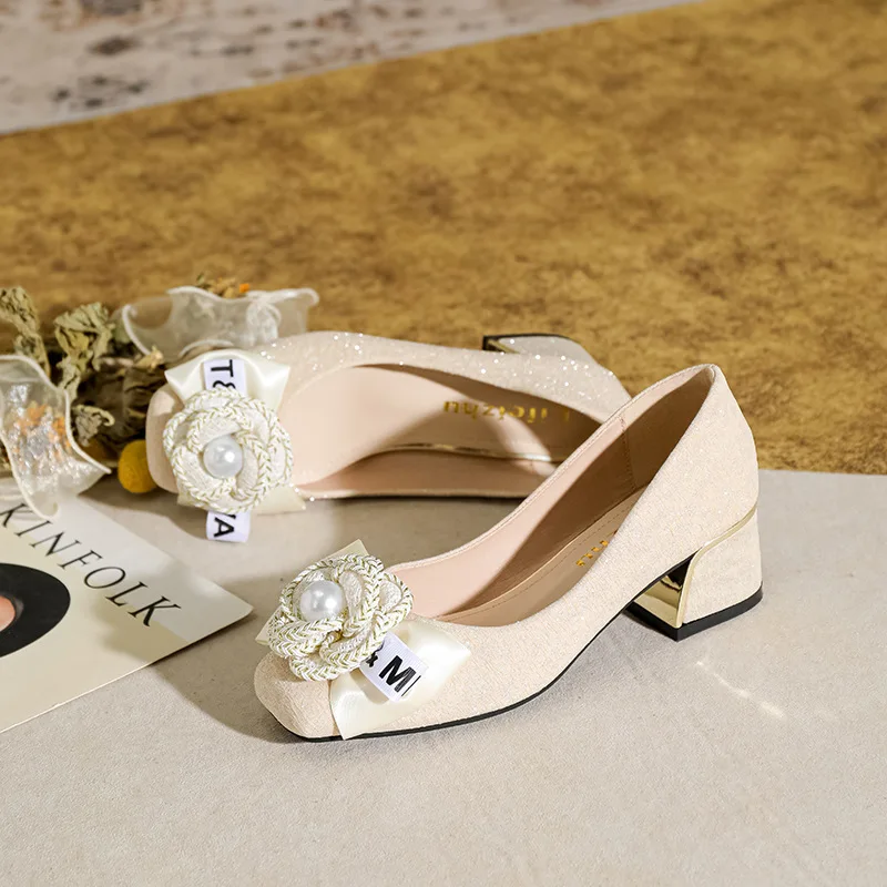Big Size 35-43 Woman Pumps Med Heel Square Toe Point Toe Camellia Flower Pumps Office Lady Leahter Shoes Soft Soles Slip On