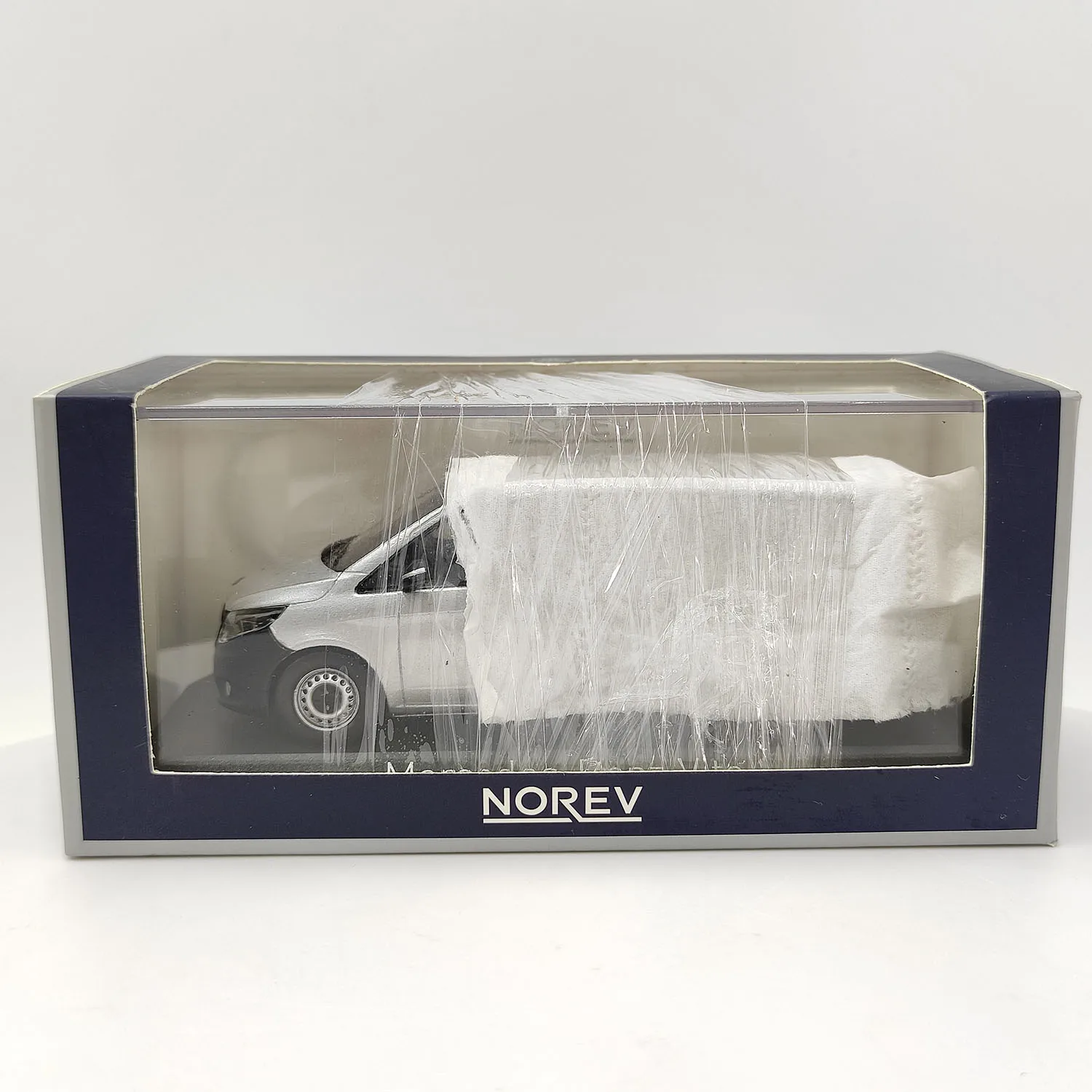 

Литая под давлением модель автомобиля NOREV Benz Vito в масштабе 1:43 с серебряным сплавом