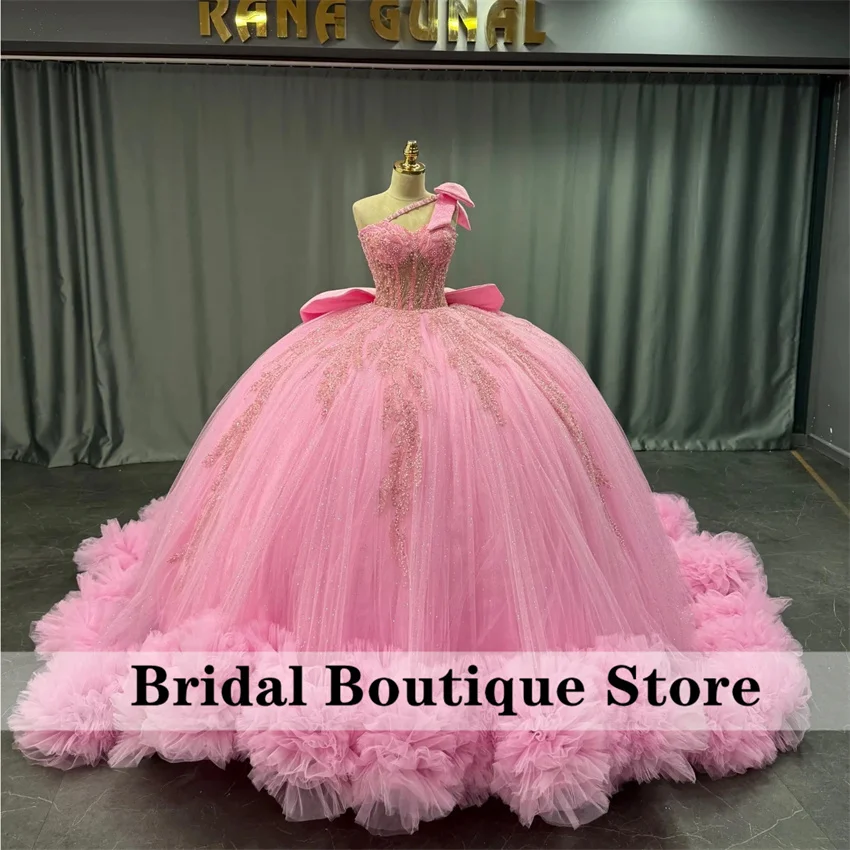 Robe Quinceanera rose brillant, épaules dénudées, paillettes, superposition de perles, longue queue, robe de bal de 15 ans ﻿ Personnaliser