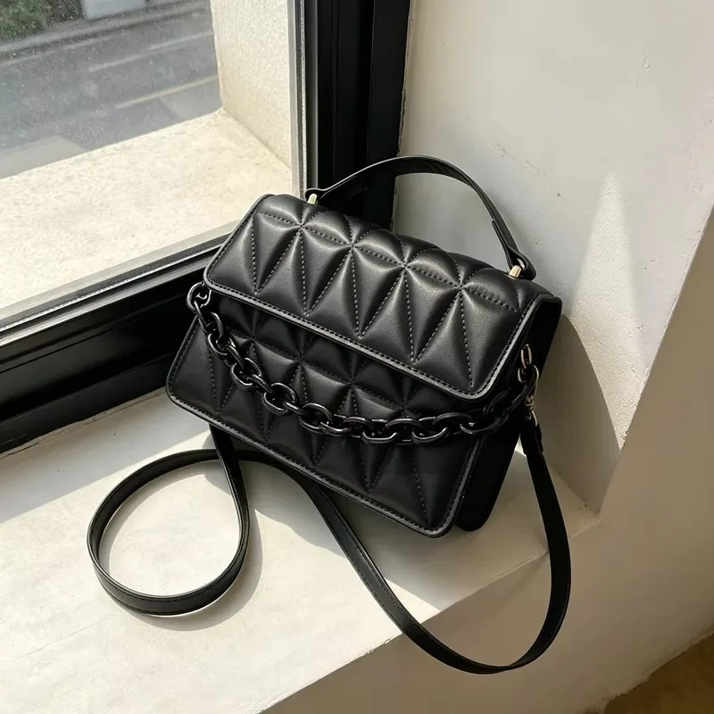 Women's black quilted chain crossbody bag, stylish handbag with removable shoulder strap, suitable for everyday use and parties