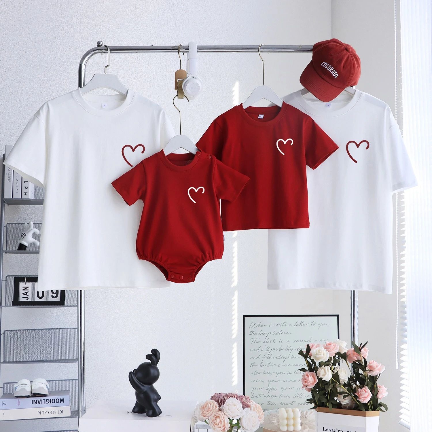 

Летние семейные футболки и комбинезоны для малышей с милым принтом в виде сердечек, однотонные, базовые, повседневные, мягкие и удобные, для создания семейного образа