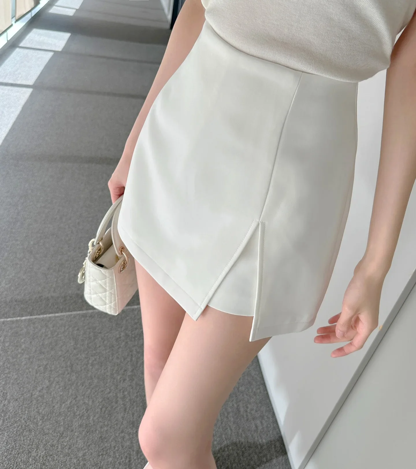 กางเกงกระโปรงผ้าซาตินแฟชั่นผู้หญิง สีพื้น สไตล์ลำลอง ทรงเข้ารูป สั้น ผ่าข้าง กันโป๊ รุ่นใหม่ปี 2026 เหมาะสำหรับใส่ไปทำงานทุกวัน