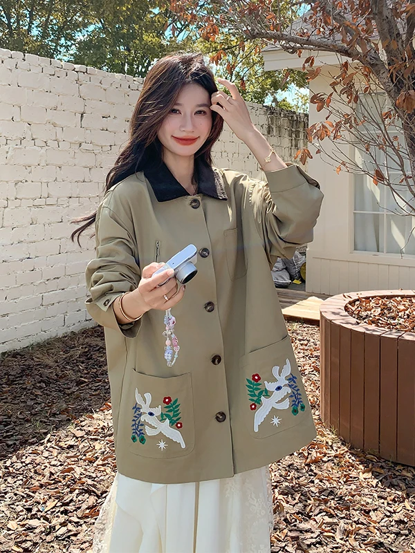 سترة نسائية كورية متوسطة الطول بتطريز ثقيل لربيع وخريف 2025، تصميم جديد أنيق للعمل بقصة فضفاضة وأكمام طويلة