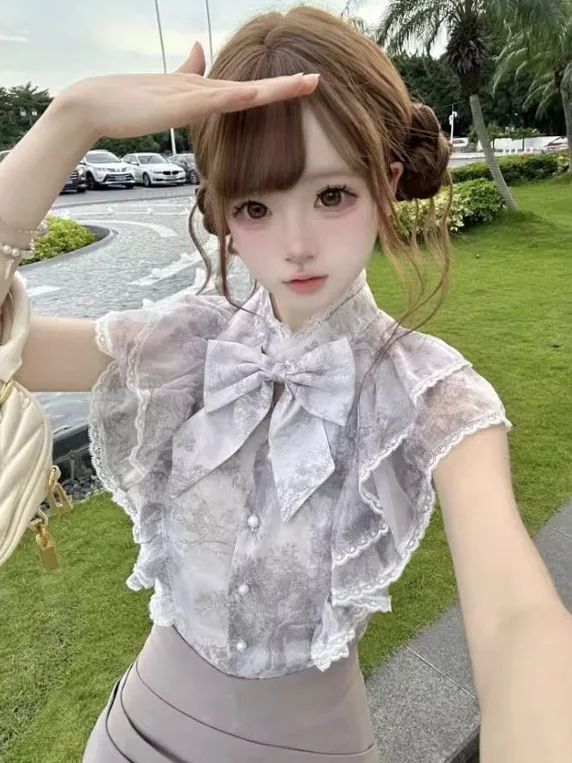 

Элегантный комплект из двух предметов в нежном стиле: облегающая юбка и топ с деликатным принтом. Удобный хлопковый материал для летней повседневной носки.