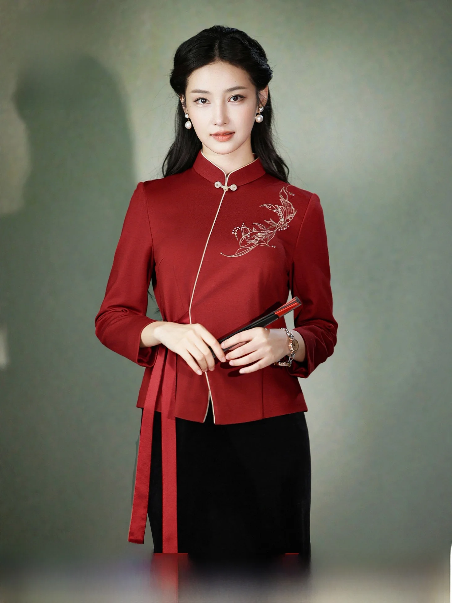 

Новогодняя красная женская блузка с вышивкой в китайском стиле, свободного кроя, с длинными рукавами, воротником-стойкой, стандартной длины