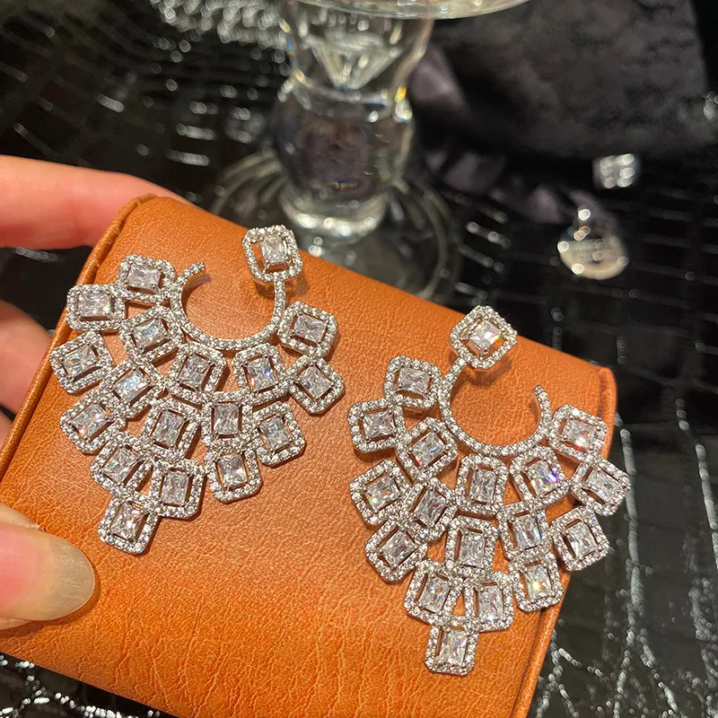 

Zircon Luxury Fashion Temperament Exquisite Earrings