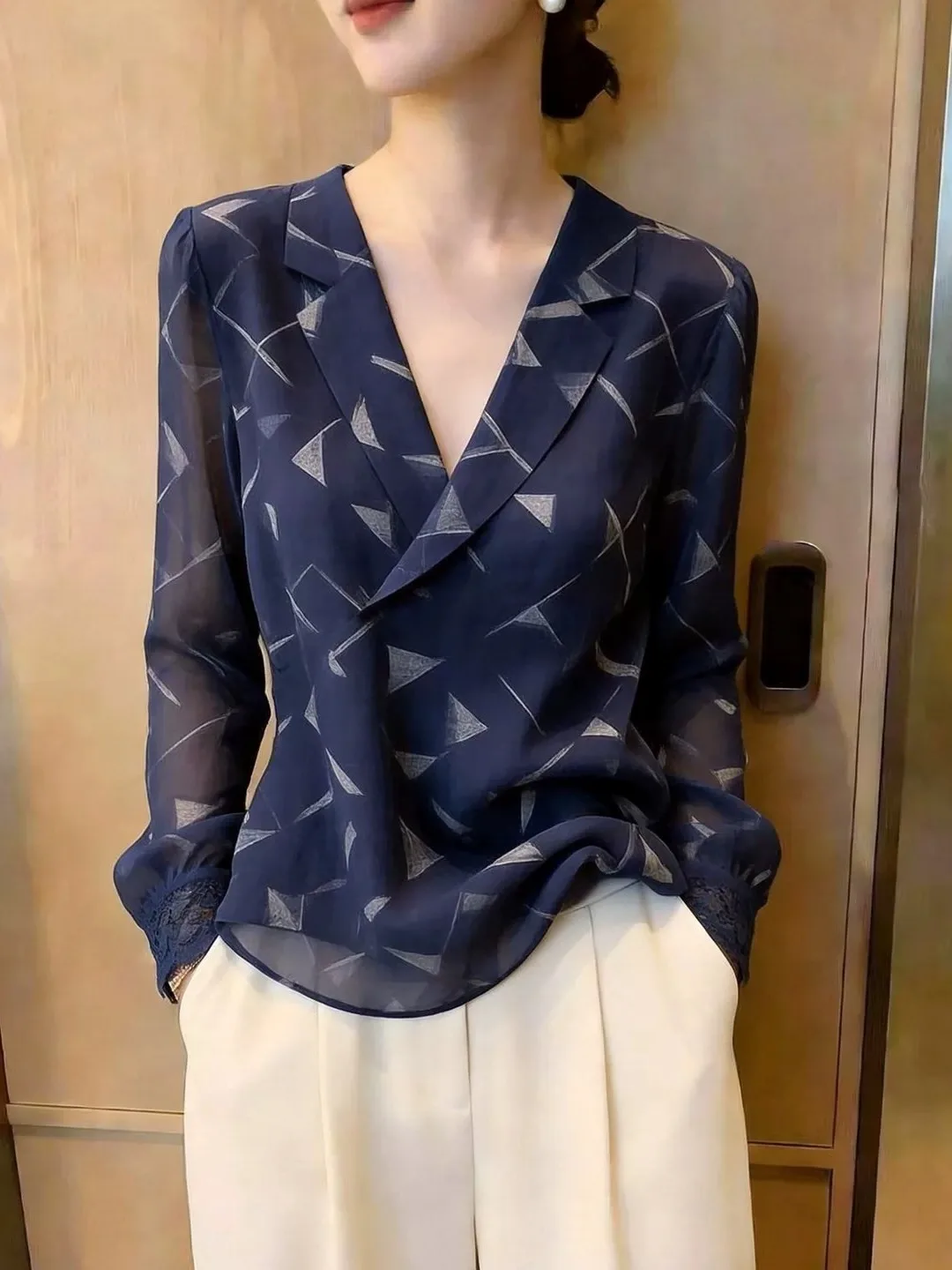 Light Mature Style Royal Blue Geometric Print V-Neck Long Sleeve Women's Shirt Slimming Top for Early Autumn 2026