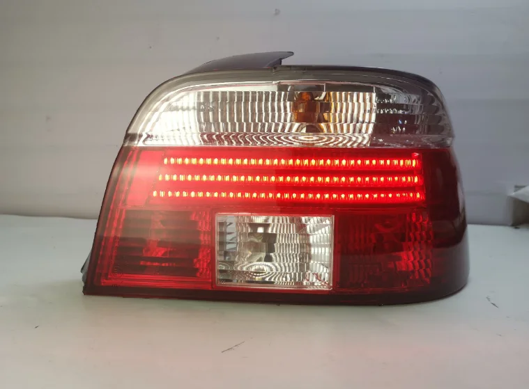 ينطبق على المصابيح الخلفية BMW 5 Series E39 المعدلة مع أضواء صف تجميع LED وأضواء الفرامل وإشارات الانعطاف والأضواء العكسية