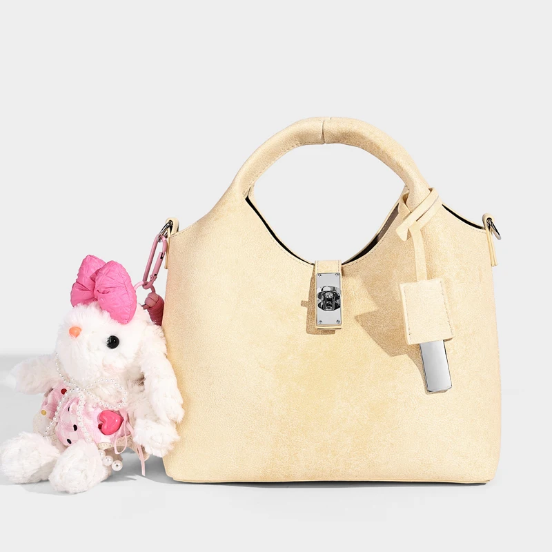 

Повседневные маленькие сумки для женщин: роскошные дизайнерские сумочки и кошельки 2026 года, новинка из ПУ с мультяшными украшениями, металлическим замком, верхней ручкой и ремнем через плечо