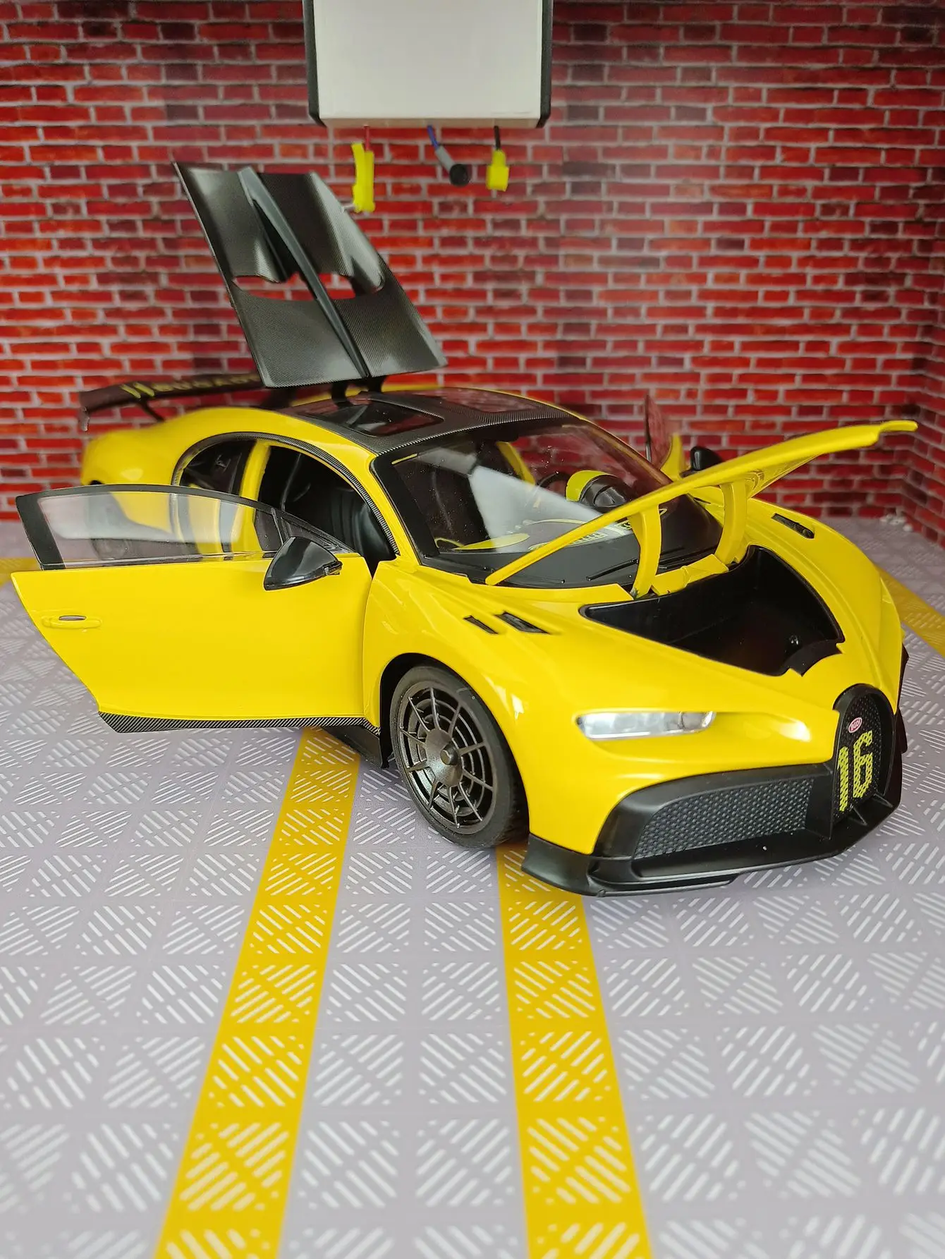 1:18 grand modèle de voiture en alliage retirer acusto-optique jouet pour enfants voiture anniversaire peut être donné comme cadeau d'anniversaire à des amis