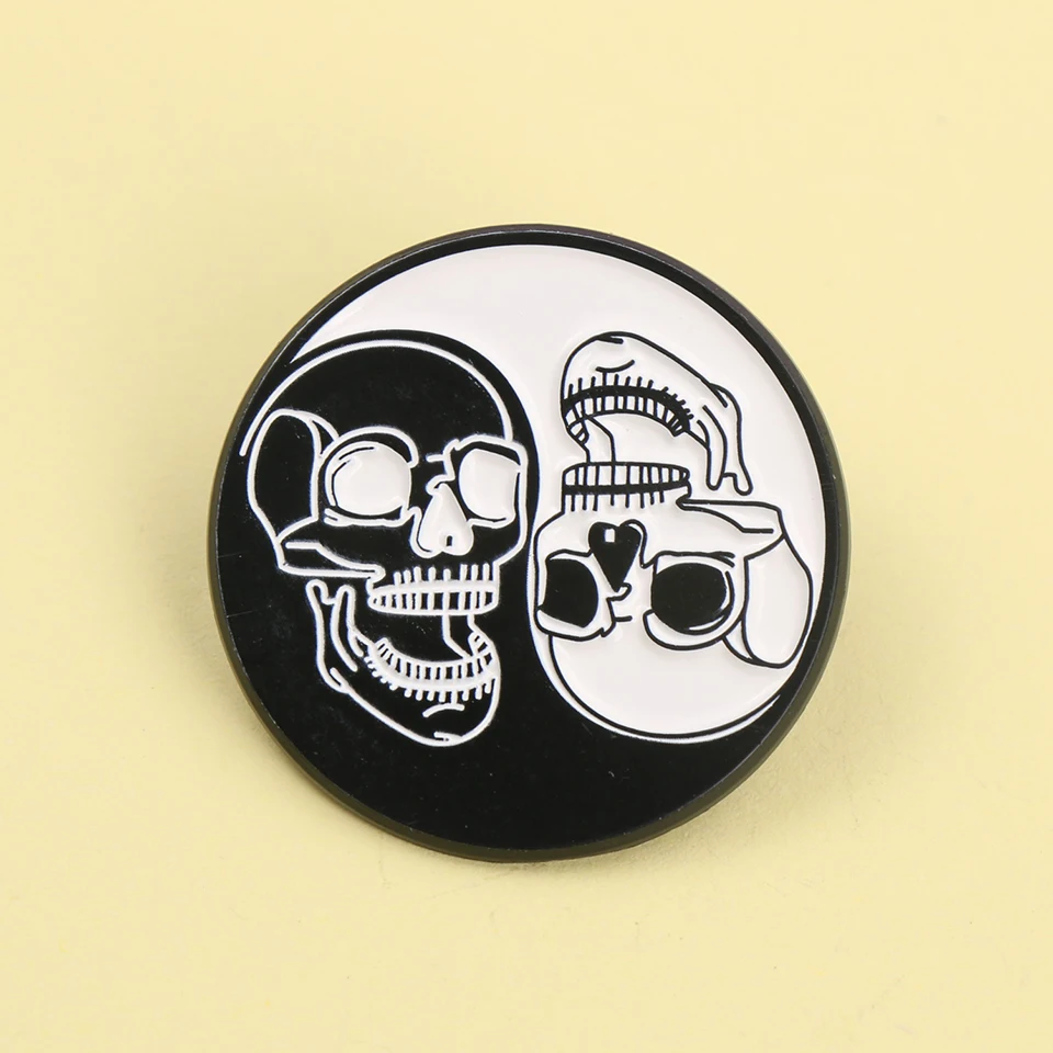teschio-in-bianco-e-nero-avatar-smalto-in-metallo-divertente-spilla-spilla-distintivo-zaino-accessori-di-abbigliamento-gioielli-regalo-per-gli-amici