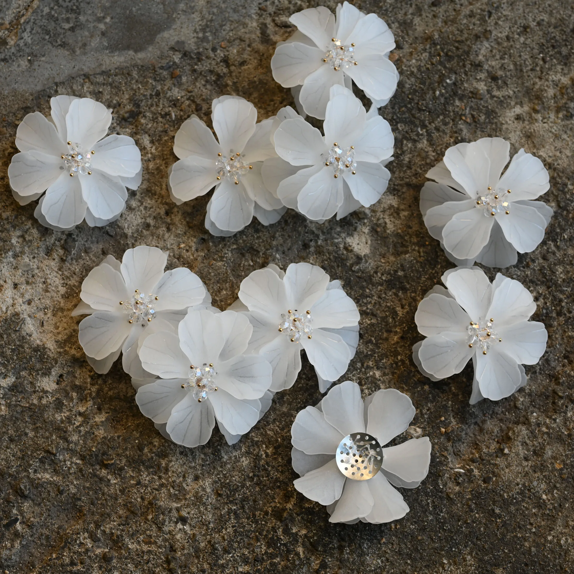 10pc/lot white red Pearl beaded Patches for clothes DIY Sew on Flower badge floral leaves Applique parches bordados para