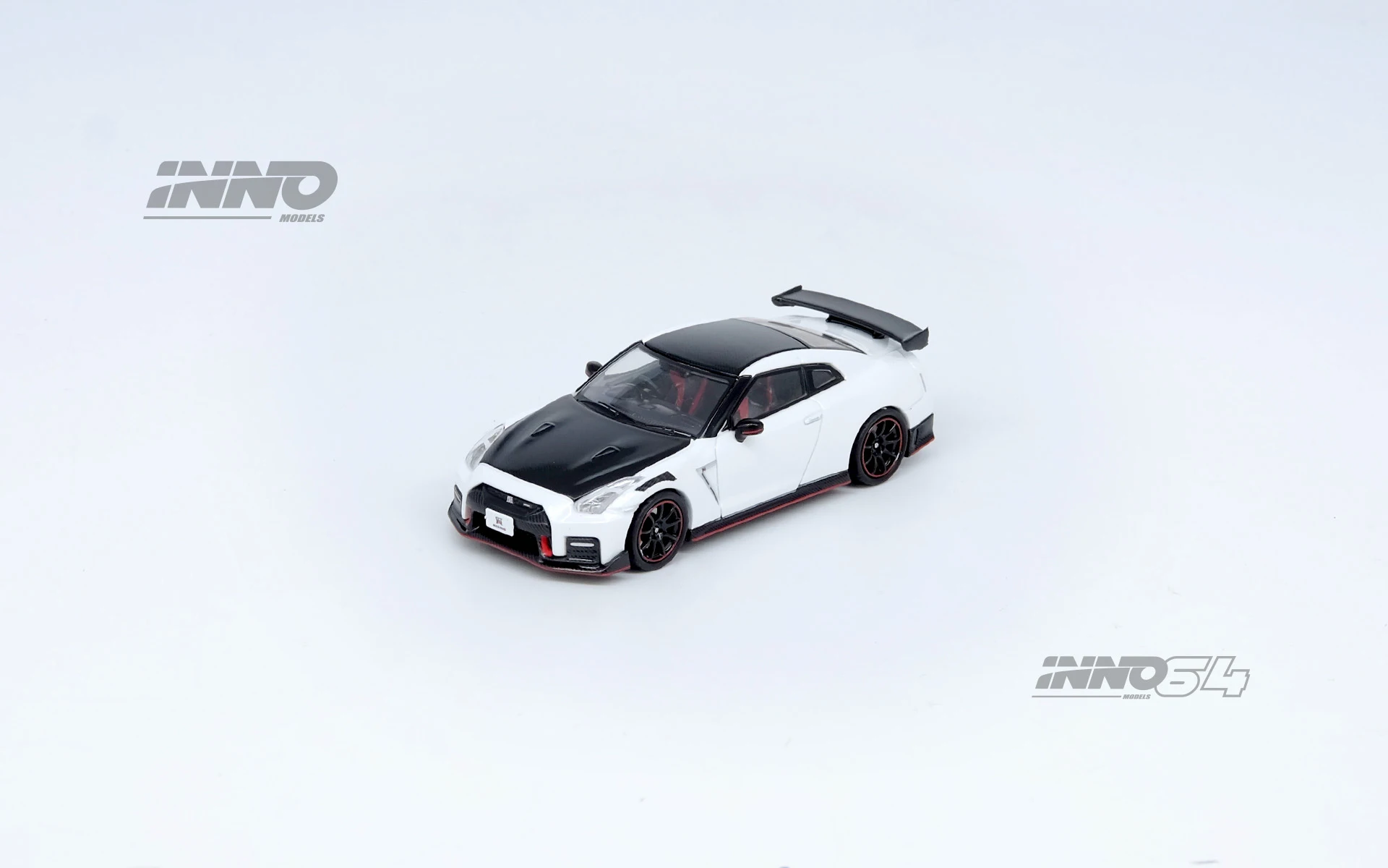 **Pre-order **INNO 1:64 R35 NISMO White Model car