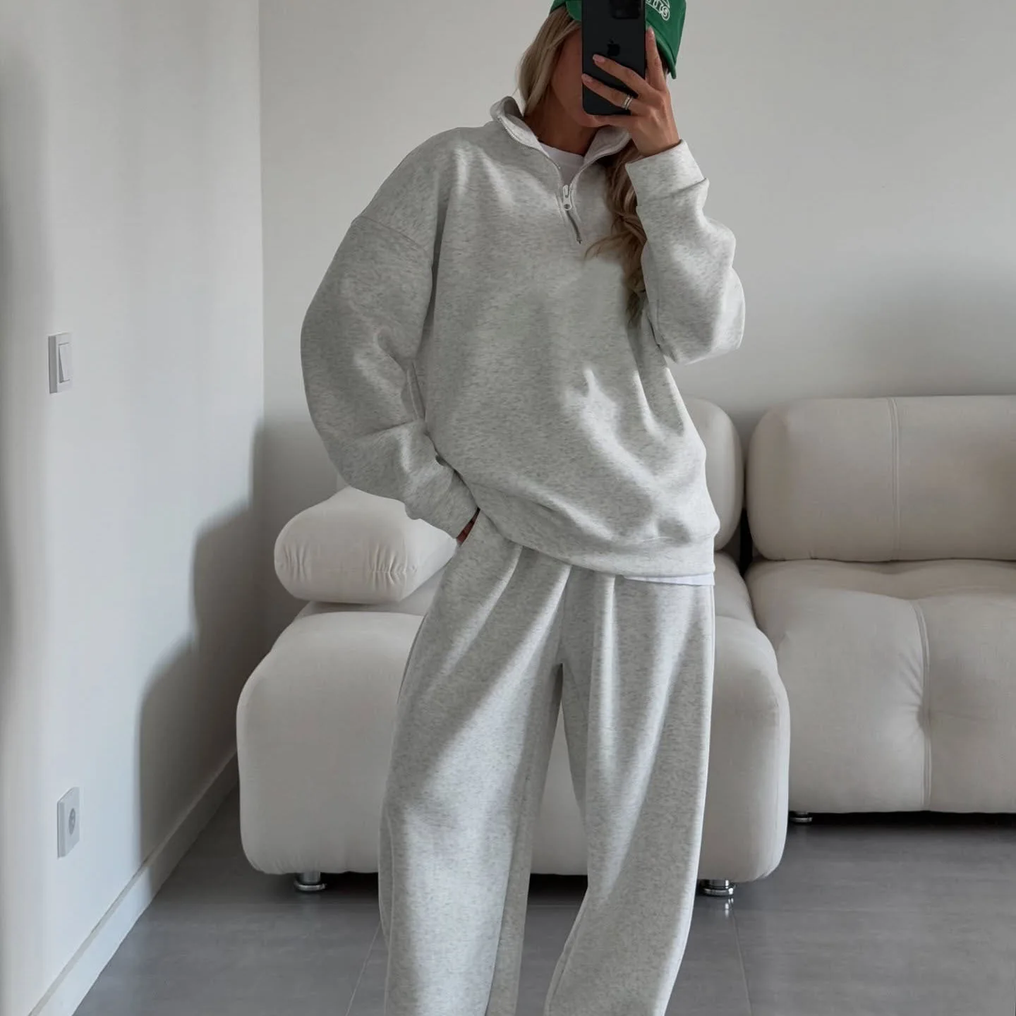 

Серый модный комплект из двух предметов: худи с длинным рукавом и спортивные повседневные брюки для женщин. Осенне-зимняя одежда из комфортного дышащего полиэстера.