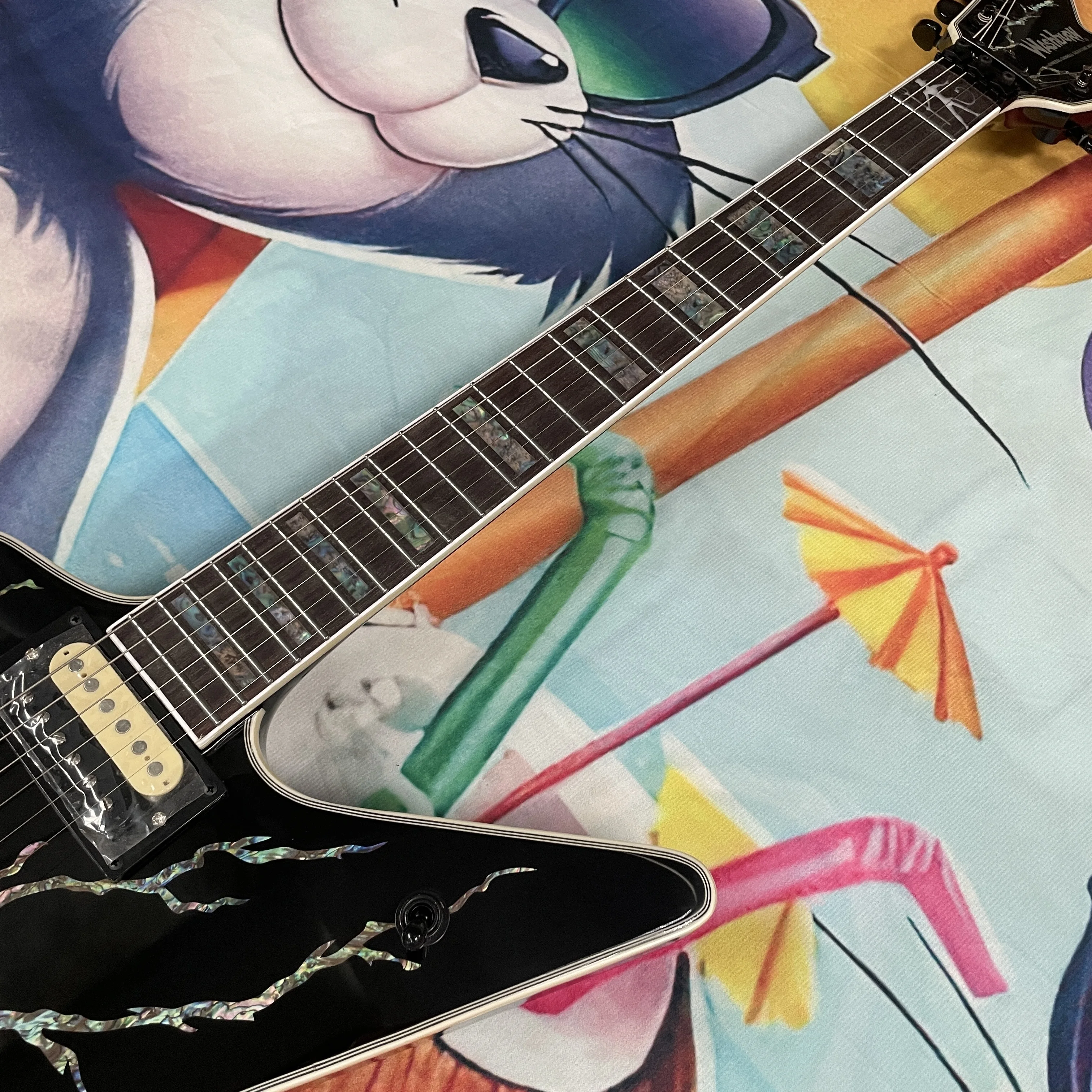 Black Shell-Frosted Electric Guitar, Mahogany Body Guitars, Double-Locking Tremolo Closed Tuning Peg Electric Guitarra