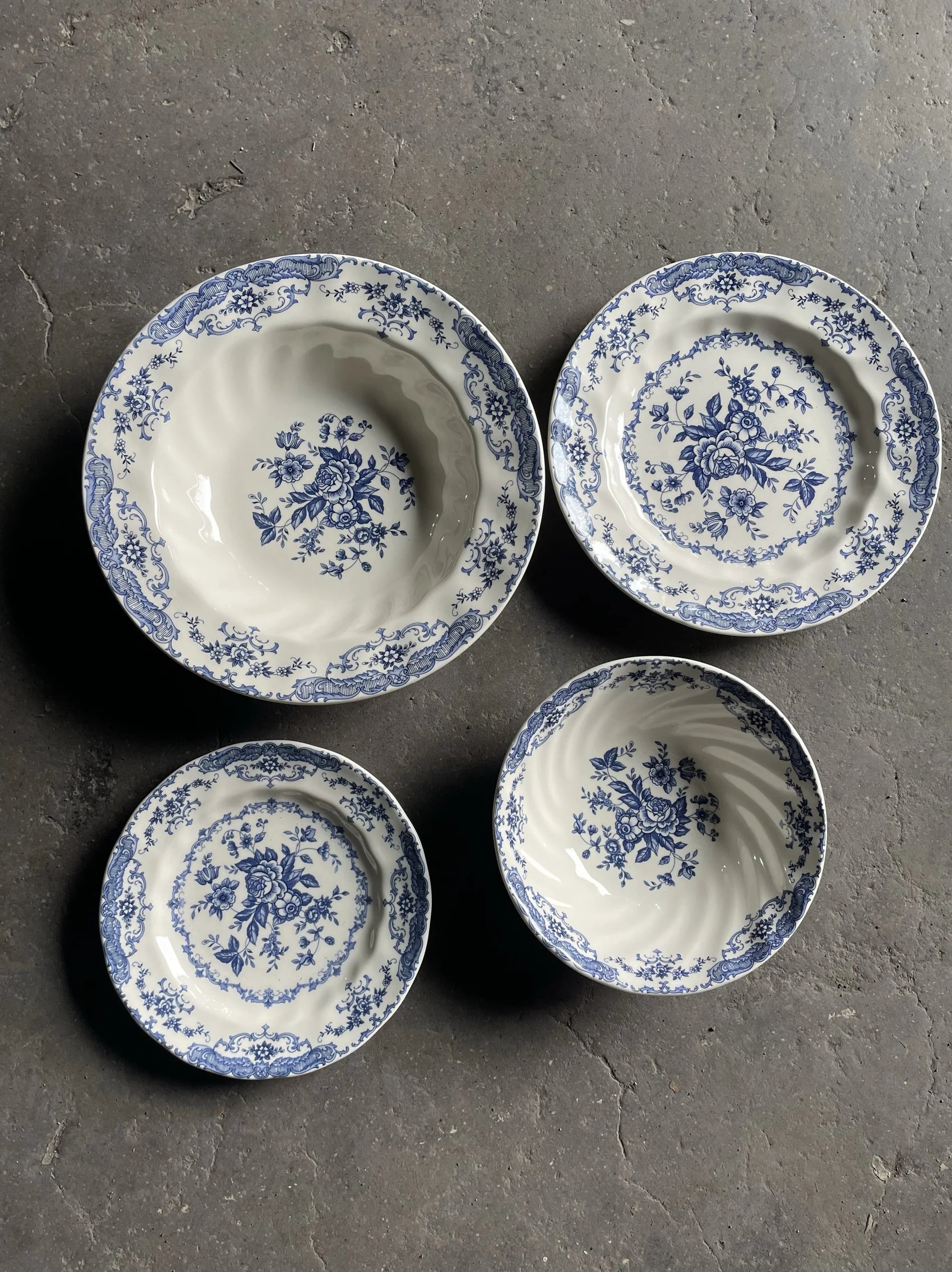 

Retro Blue Flower Underglaze Dinner Plate Rose Series Deep Di Dert Plate Rice Bowl Cerc Fre Sle from Mainland China