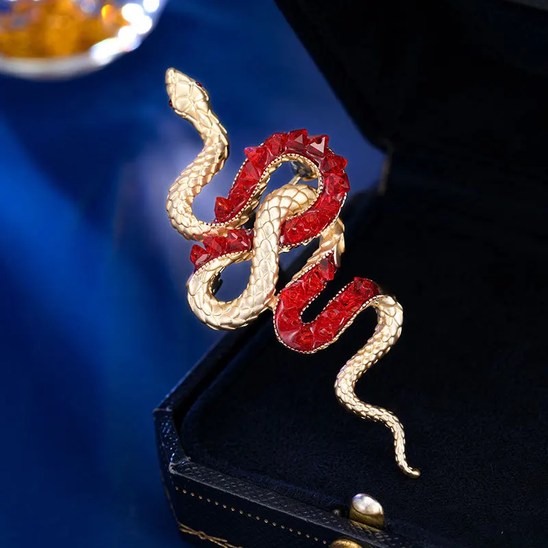 

European and American Design Matte Gold Plated Brooch Elegant Retro Zodiac Animal Brooch Red and Green Crystal Personality Snake