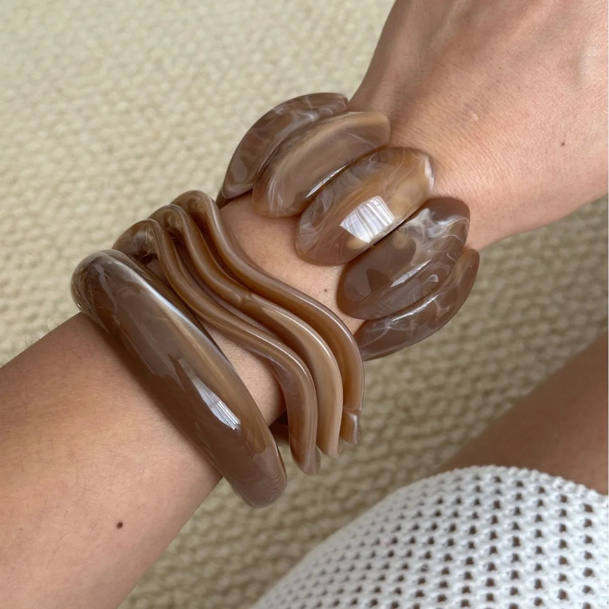 خمر بوهو الشرير البني سميكة الراتنج الاكريليك لطخة أساور هندسية غير النظامية واسعة الإسورة سوار للنساء أساور مجوهرات