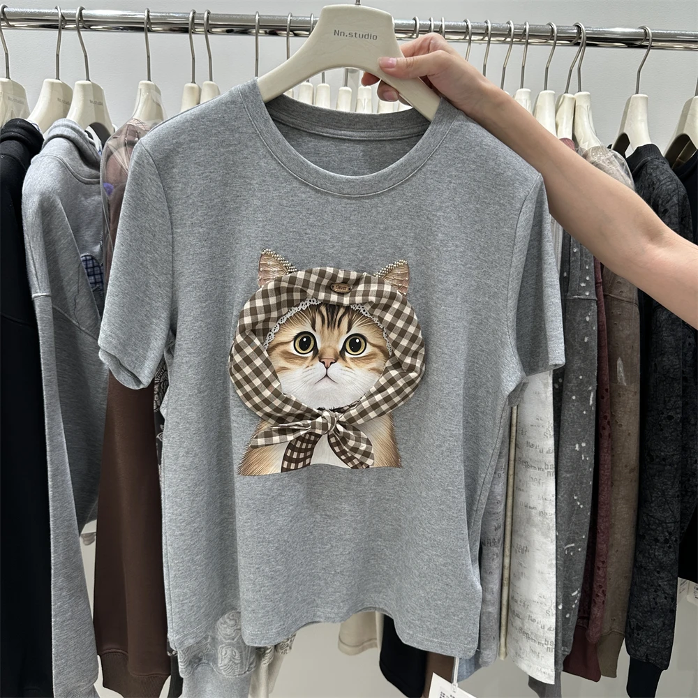 النمط الأوروبي Kawaii س الرقبة قصيرة الأكمام تي شيرت 2025 الخريف جديد الراقية منقوشة وشاح القط فضفاض الحلو لطيف بلايز الإناث