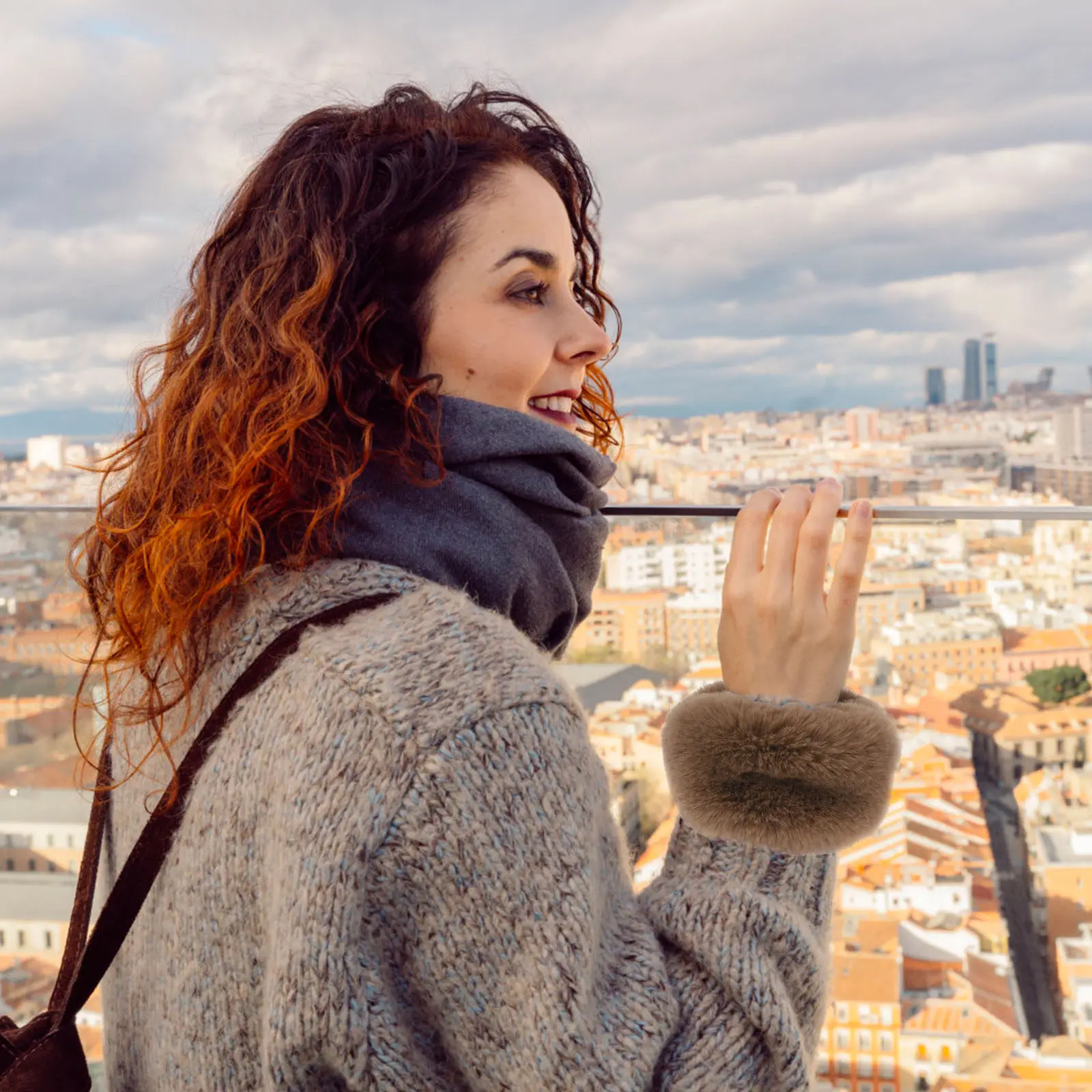 

Пара женских зимних митенок с коротким рукавом из искусственного меха, толстые теплые нарукавники для улицы, пушистые митенки на запястья