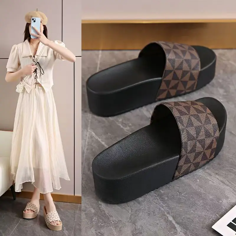 شباشب نسائية صيفية كبيرة الحجم 36-43 موديل 2025، نعل سميك، زيادة الارتفاع، مضادة للانزلاق، وصنادل شاطئ بسيطة