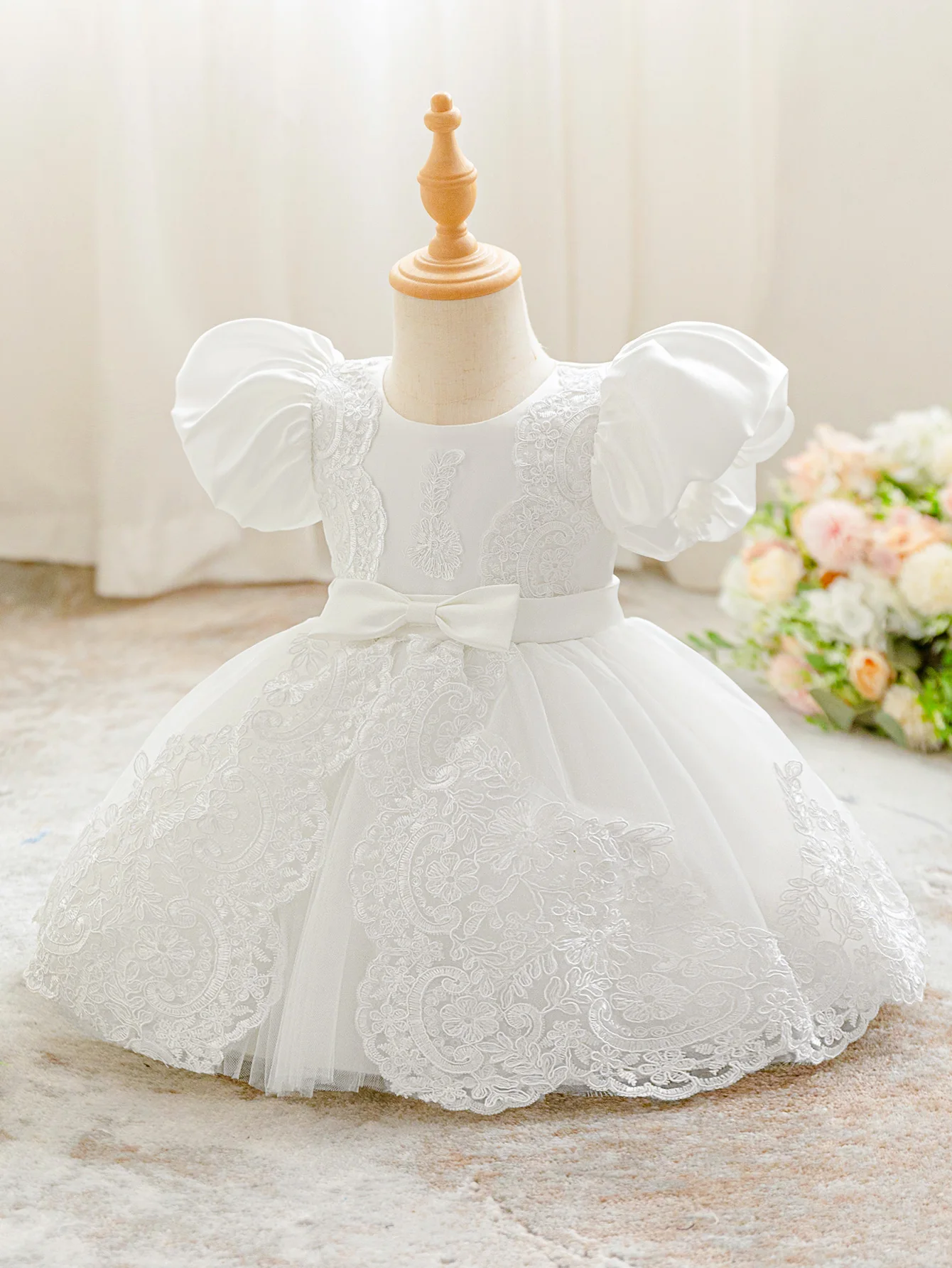 เดรสลูกไม้แขนฟองของสาวน้อย เดรสสีขาว ดีไซน์โบว์หรูหรา เหมาะสําหรับถ่ายภาพวันเกิดท่องเที่ยวช่วงวันหยุด