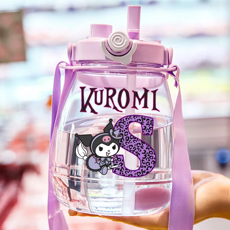 

Бутылка для воды Kuromi с соломинкой, 1300 мл Sanrios Kawaii Letter A-Z Sippy Cup, новая летняя кружка для занятий спортом на открытом воздухе для девочек, кружка большой емкости, подарок