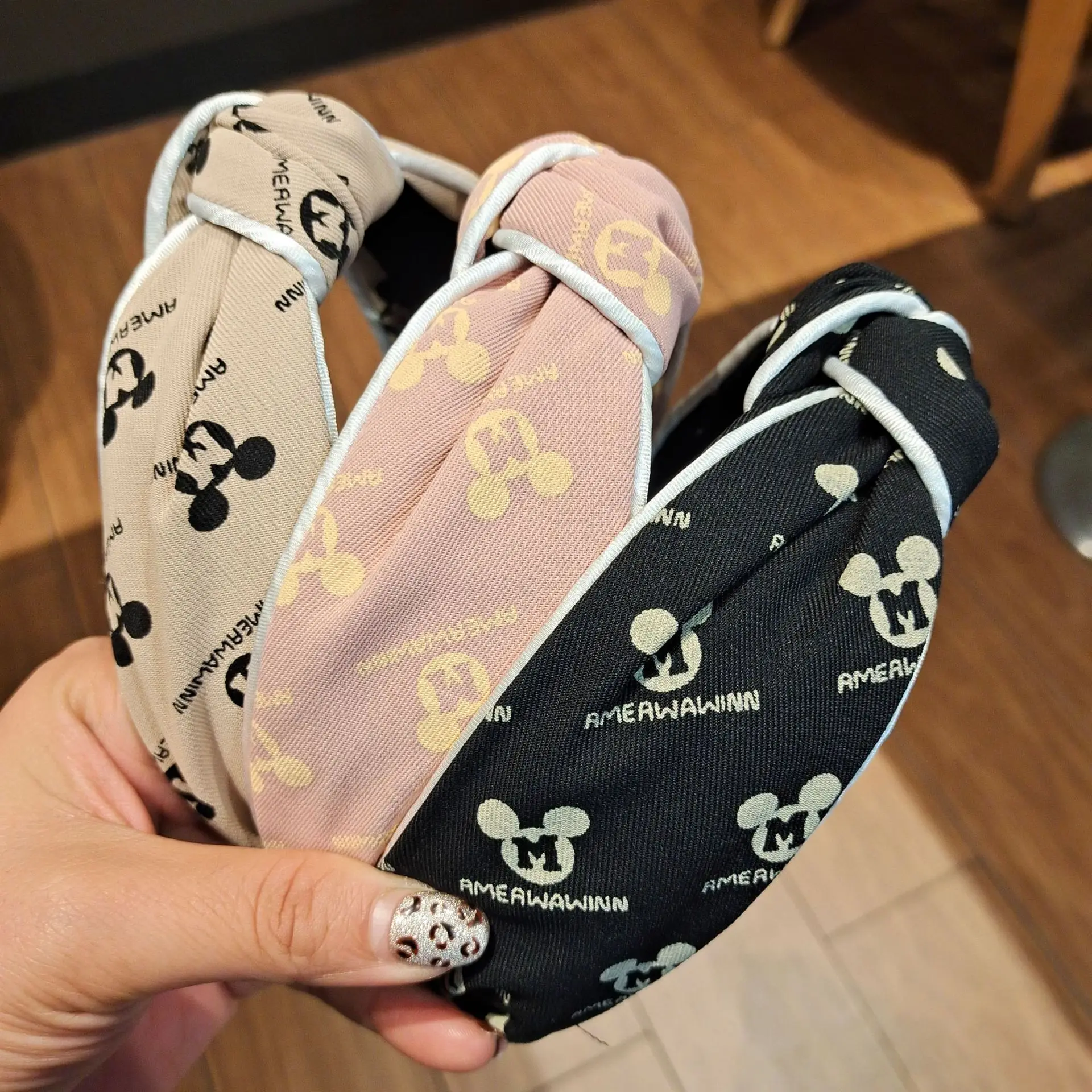 

Повязка для волос с буквенным принтом и широкой тканью, обруч для волос с узелком Микки, простые и элегантные аксессуары для волос для wo