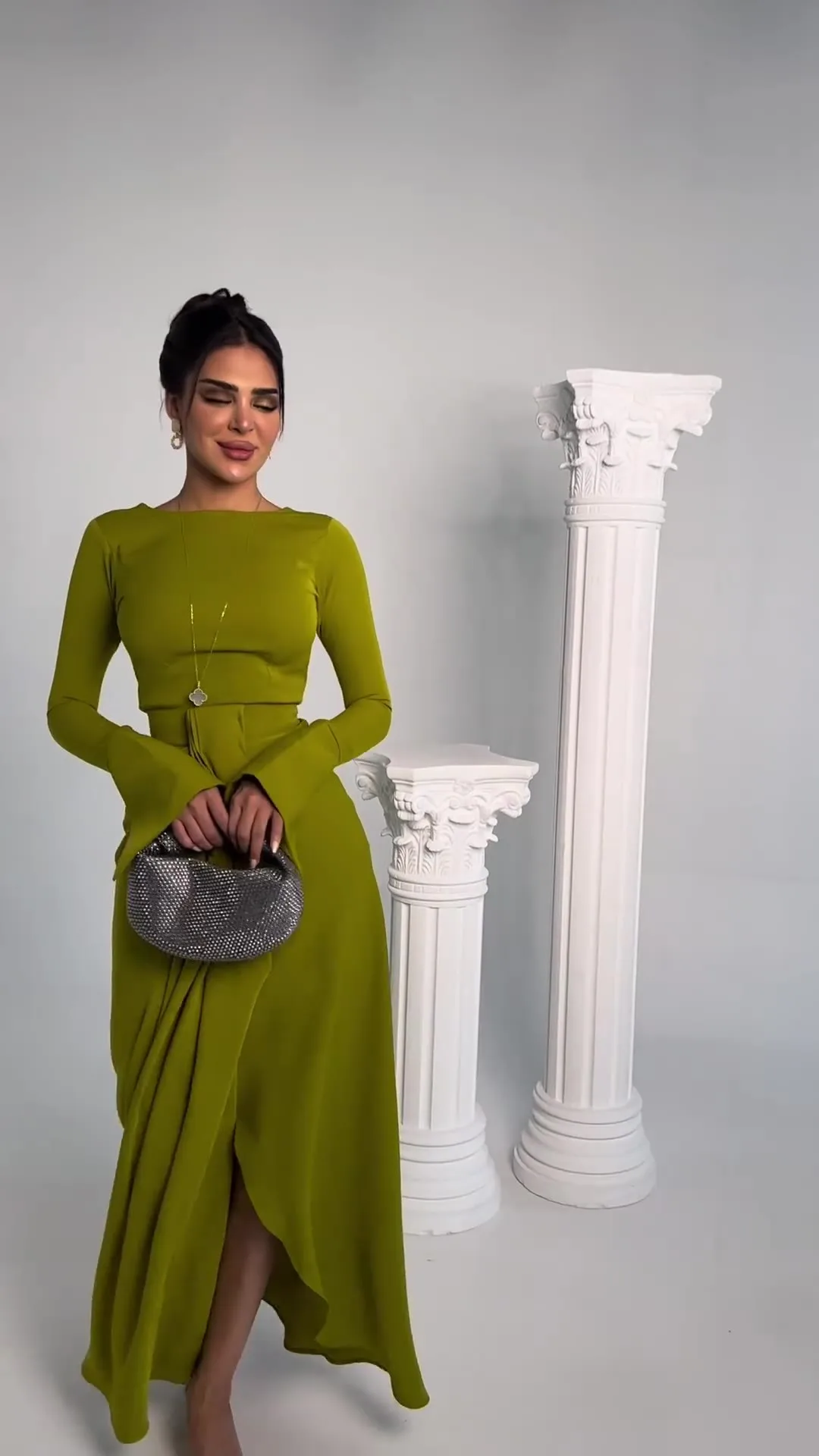 エレガントなグリーンサテン スリット入りワンピース 春 レディース ラウンドネック 長袖 ロングワンピース 秋 ハイウエスト プルオーバー アンクル丈ワンピース