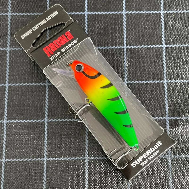 M065 Radala Micro Isca Submersa Pequena, que vibra e afunda longe na distância, lançando um peixe mandarim que se contorce.
