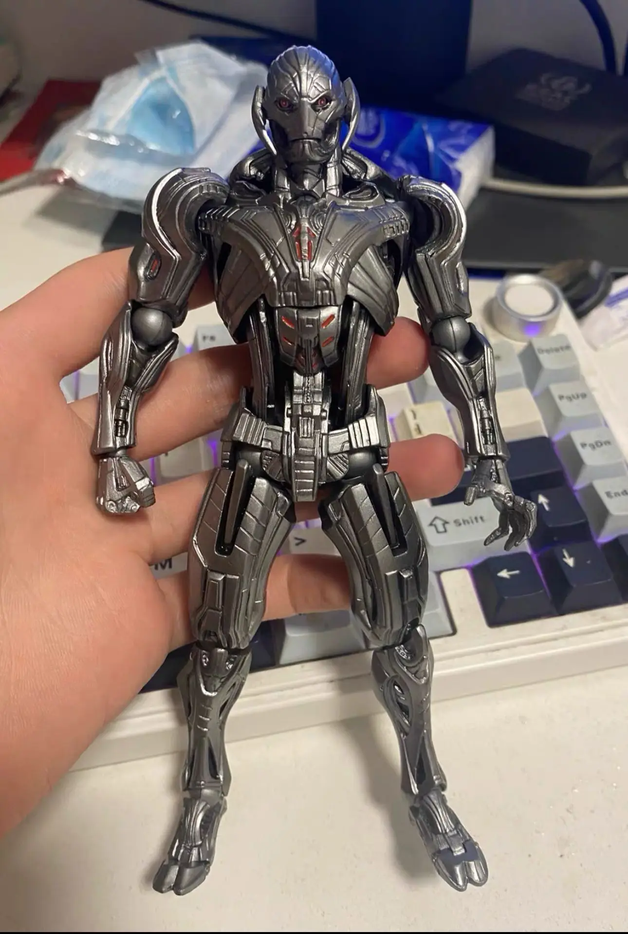 Em estoque ac fábrica ultron figura de ação kaiyodo incrível yamaguchi vingadores figuras coleção ko modelo crianças presentes aniversário brinquedos