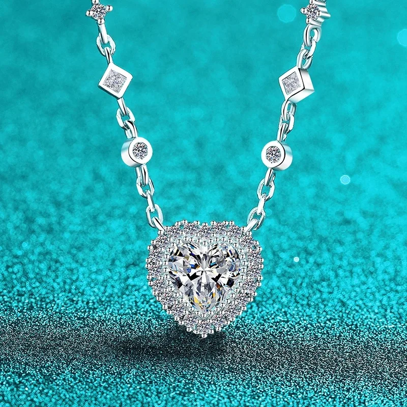 Elegant PT950 Platinum 2-Carat Mossanite Necklace for Women, Heart-Shaped Diamond-Set Pendant with a Delicate Collar Chain