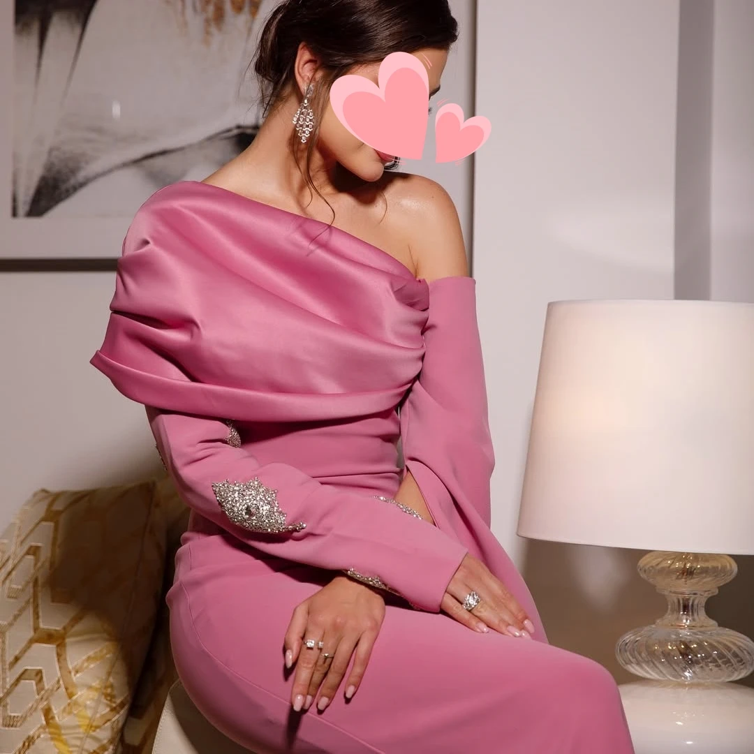 Sukienki wieczorowe na studniówkę, eleganckie, vintage, w słodkim różu, z koralikami, na jedno ramię, stylowe, nowe, szyte na miarę, na formalne okazje.