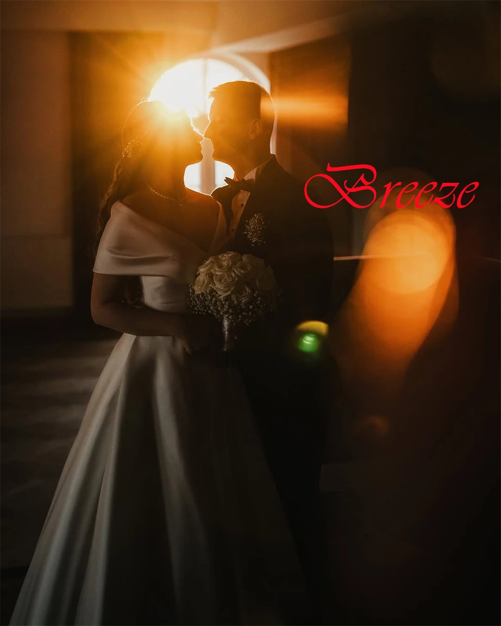 ที่กําหนดเอง Elegant สีขาวซาตินชุดแต่งงานประณีต V คอชุดเจ้าสาวปิดไหล่แขนสั้น Chapel Train ชุด