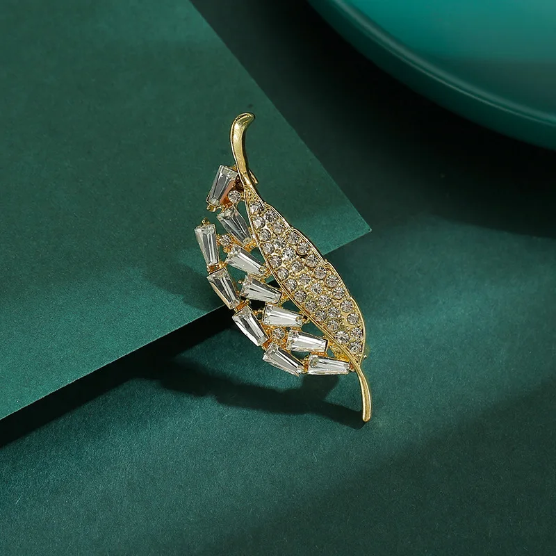 

2PC Leaf Brooch Premium Sense Light Luxury High-end Women's Water Crystal Pin Design Sense Elegant Coat Sweater Corsage