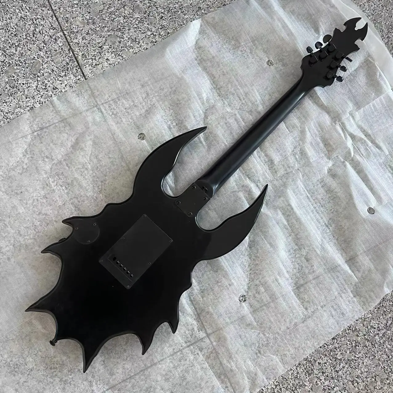 Guitar Carving Bull Head Electric Guitar, Relic Guitar Body, Maple Neck, Rosewood Fingerboard, Black Hardware, Factory Realistic