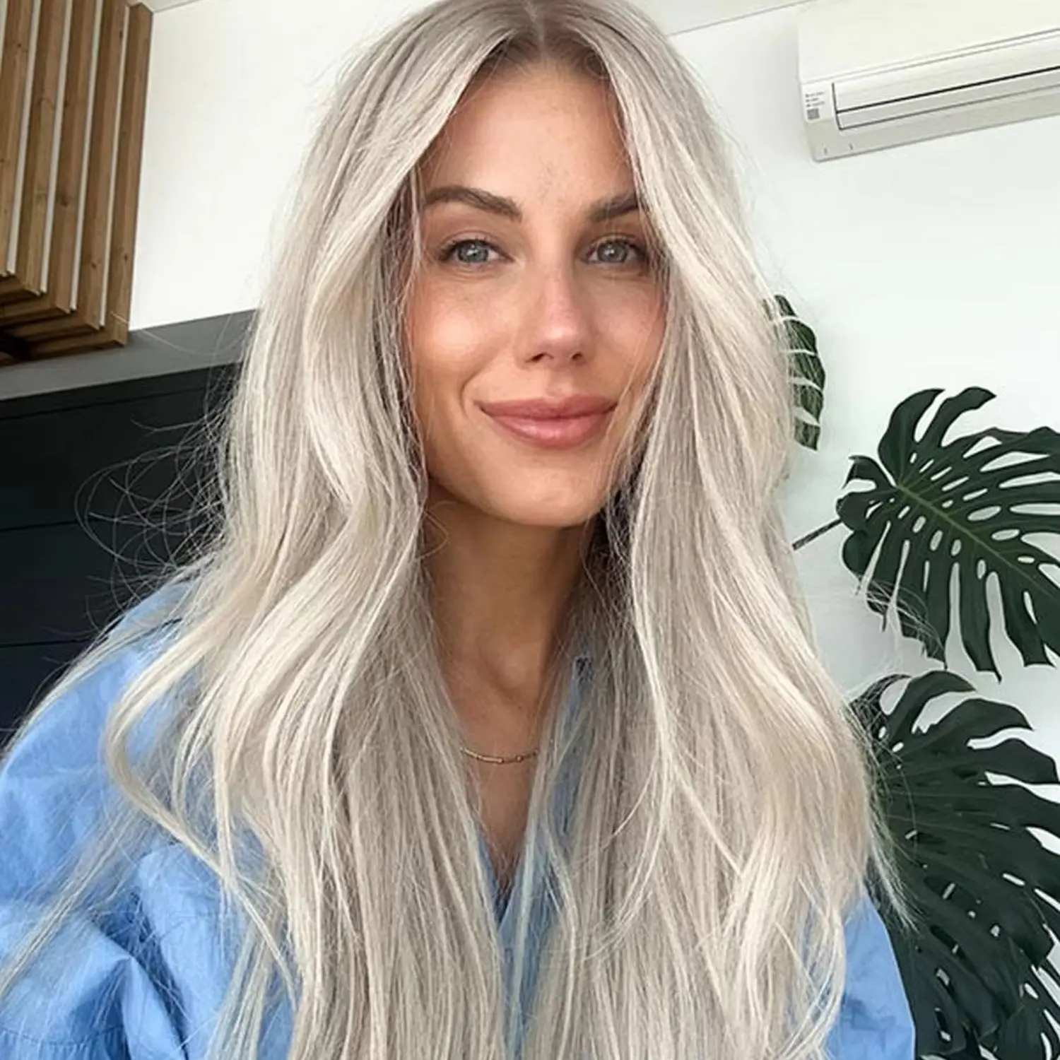 

Ледяная блондинка, пепельные корни, свободная волна, 26 дюймов, новый стиль, объемная волна, 13*4 HD, прозрачные парики на шнурке, предварительно выщипанные синтетические парики для волос