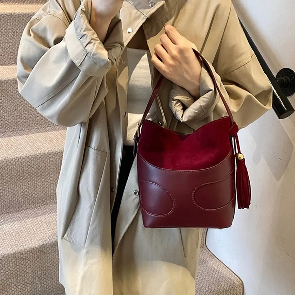 

Сумка-ведро из искусственной замши с кисточками и подвеской, сумка через плечо, сумки-хобо с напуском, большая вместительная однотонная сумка-тоут для праздника