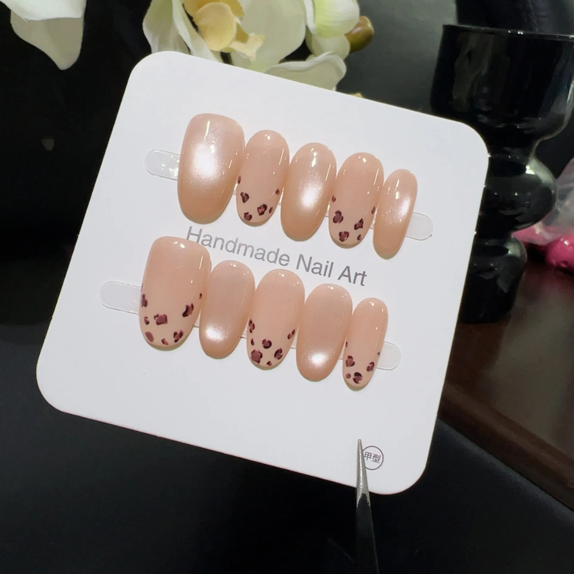 

10 шт., короткие овальные французские ногти ручной работы, телесный леопардовый принт, розовая стеклянная бусина, дизайн «кошачий глаз», милые накладные ногти, носимые ногти