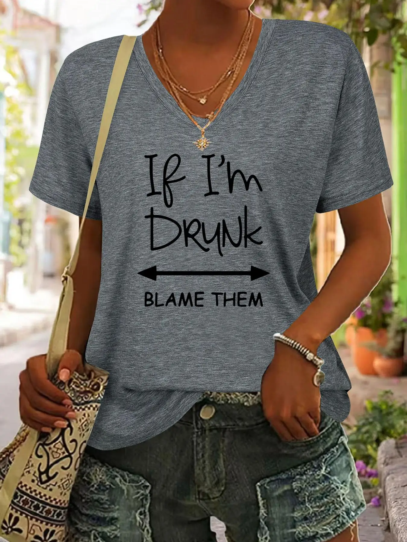 Humorous text, funny directional arrows, printed women's V-neck short-sleeved T-shirt, soft fabric, women's short-sleeved top