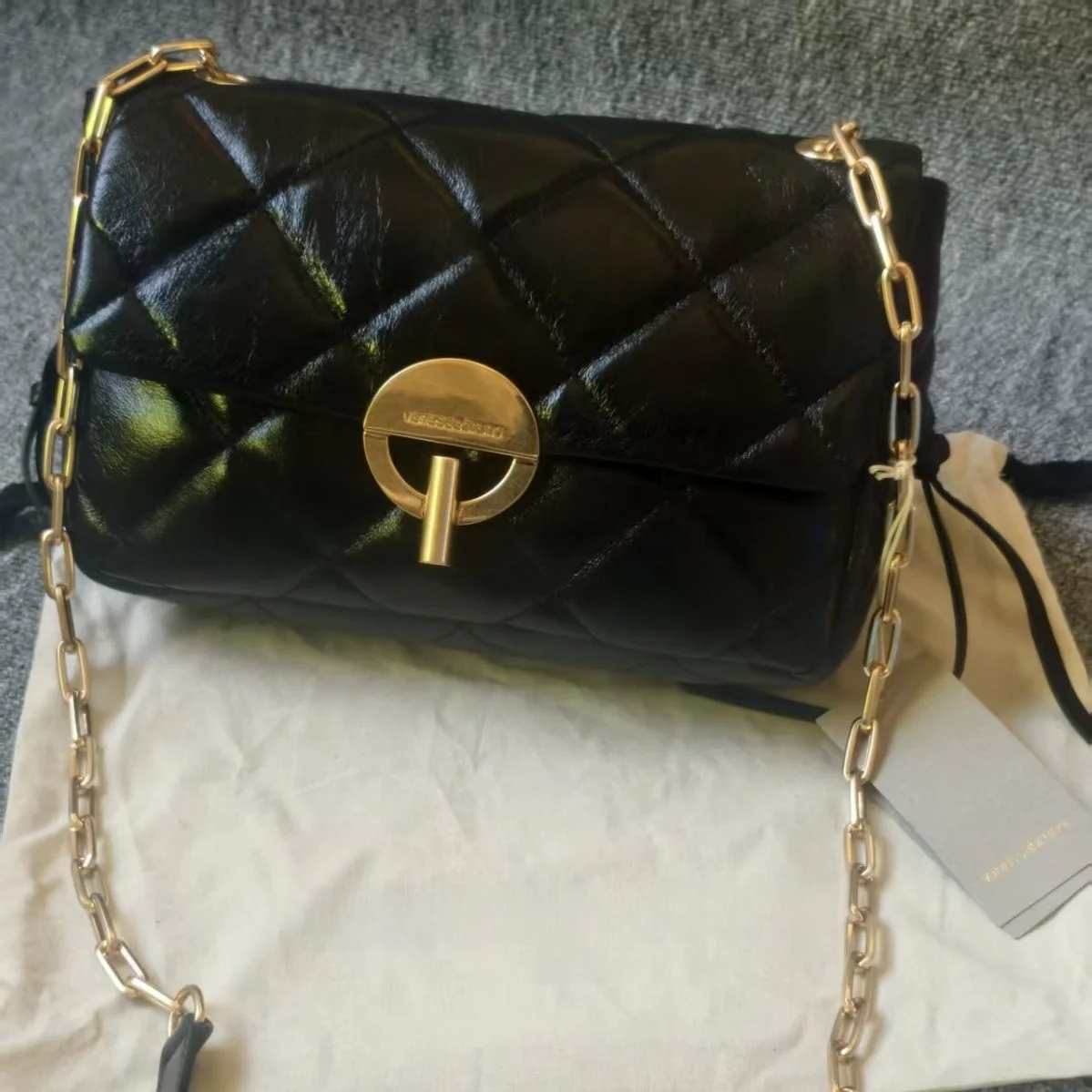 فانيسا برونو حقيبة كتف كبيرة على الموضة للسيدات من فانيسا برونو، حقيبة مربعة من الجلد بتصميم بسيط للمدينة...