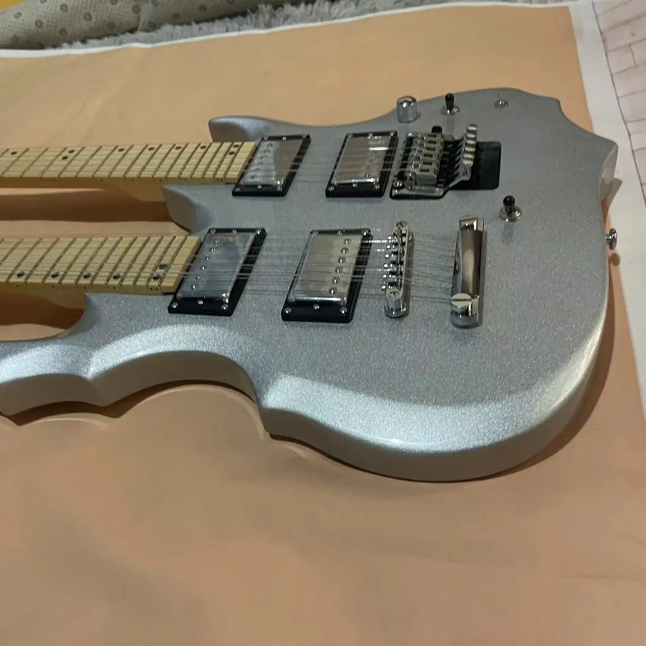 In stock, 12+6 chord double diameter electric guitar with metal plated body in Luo color. Real pictures of the shipped item, ord