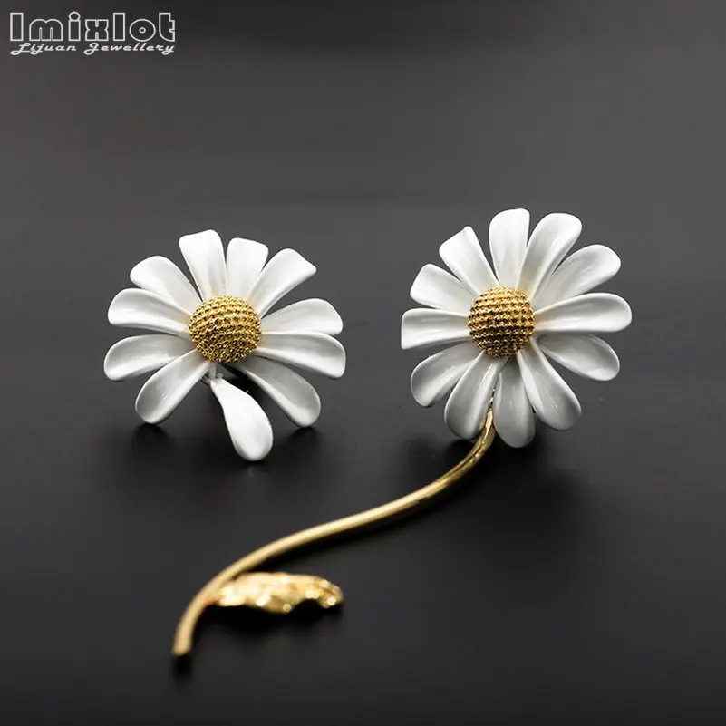 Fashion White Daisy Flower Stud Earrings For Women Sweet Korean Simple Asymmetric Flower Earrings Girl Party Jewelry Gift