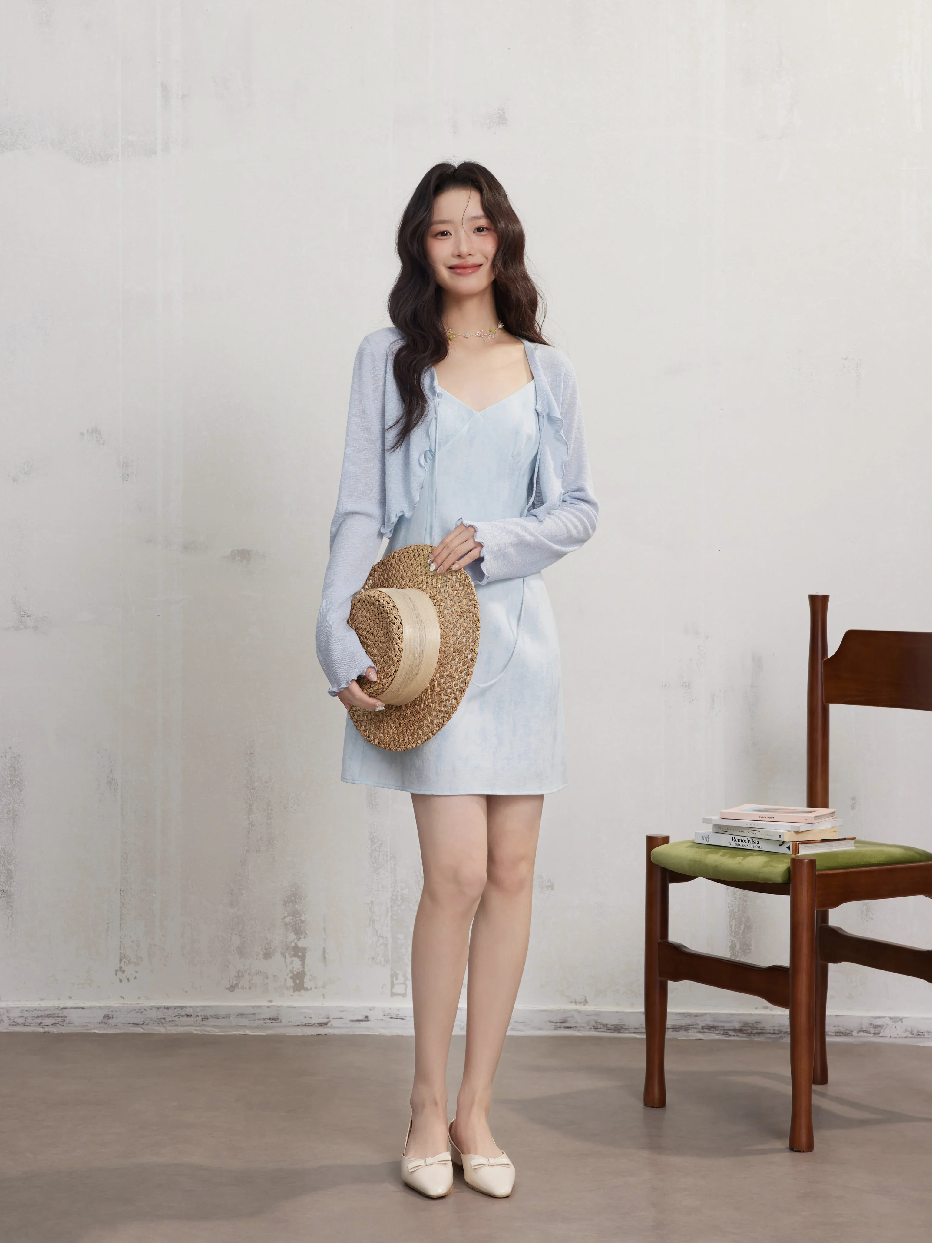 Damska sukienka na ramiączkach z dekoltem w serek, letnia, wyszczuplająca, o kroju litery A, mini, elegancka, bez rękawów, z podkreśloną talią, sukienka typu slip dress do noszenia na co dzień.